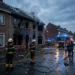 Brandweer bij zwaar beschadigde woning na woningbrand in Nederlandse woonwijk
