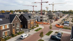 Nieuwbouw woningen in Nederland met huizen in aanbouw en bouwkranen in woonwijk