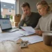 Huiseigenaren controleren documenten en woonverzekering na aankoop van een nieuw huis.